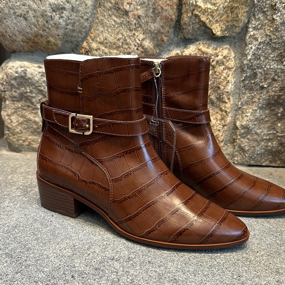 NEW Rockport Women’s Boot Size 7